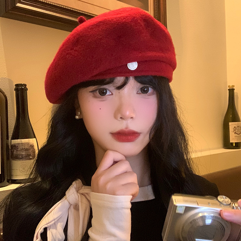 ウールの赤いベレー帽の女性秋の冬のレトロな頭の周りのつぼみの帽子は顔の小さい保温の画家の帽子を現します。|undefined