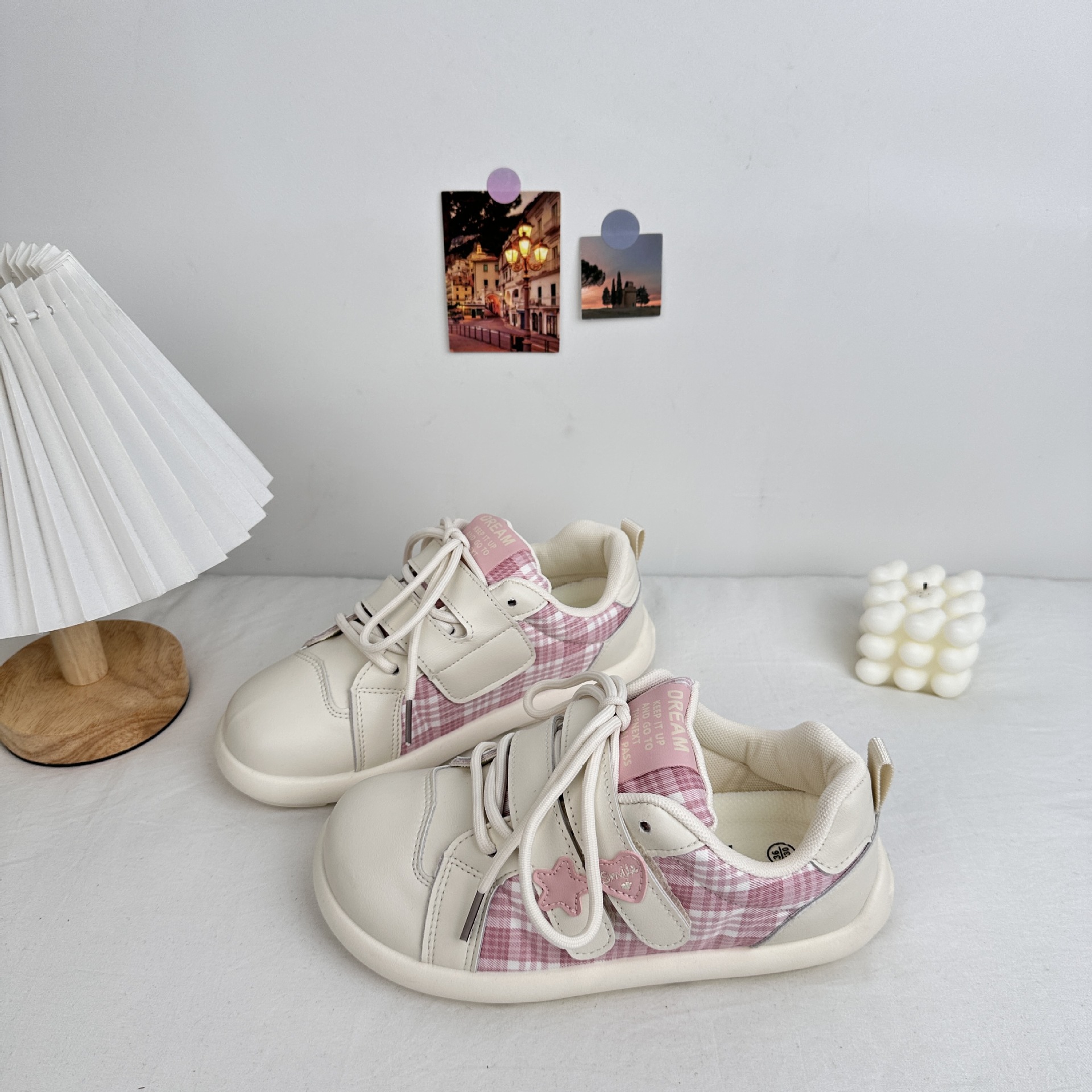 Yuanbo2025 primavera estudiantes zapatos de skate de cabeza cuadrada de fondo plano para mujeres estilo de Hong Kong casual versátil velcro zapatos de lona image 4