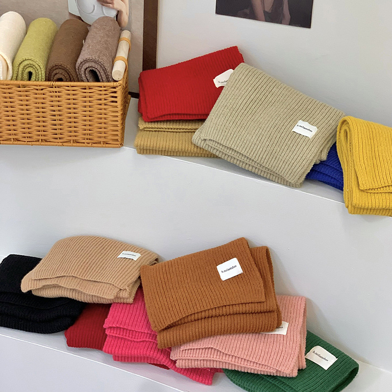 Bufandas para mujeres 2025 nuevo invierno versátil coreano color sólido suave pegajoso tejido lana corta bufandas calientes al por mayor