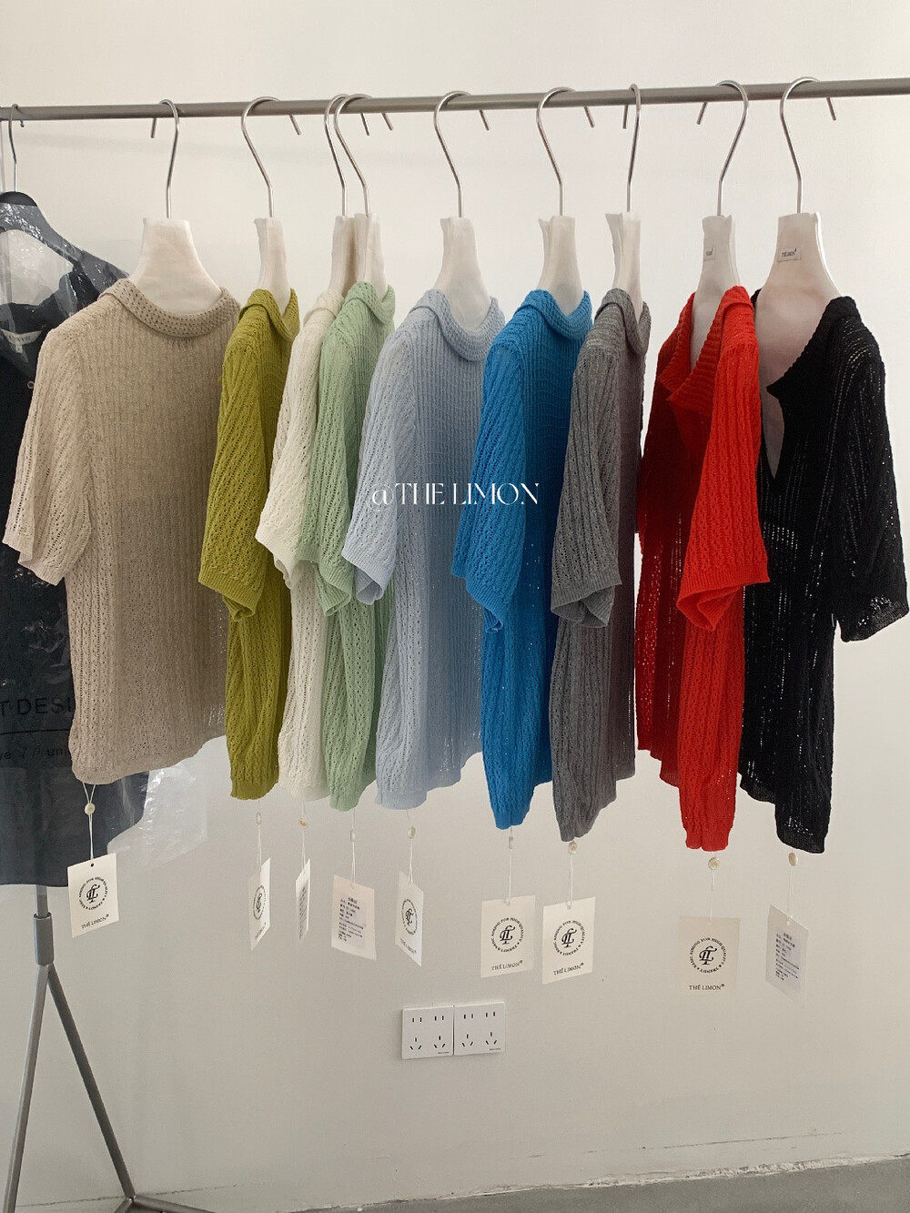 Áo thun nữ cổ polo phối ren họa tiết thắt nút tay ngắn — Đỏ thẫm, màu đen, trắng ngà, xanh nhạt chi tiết 20