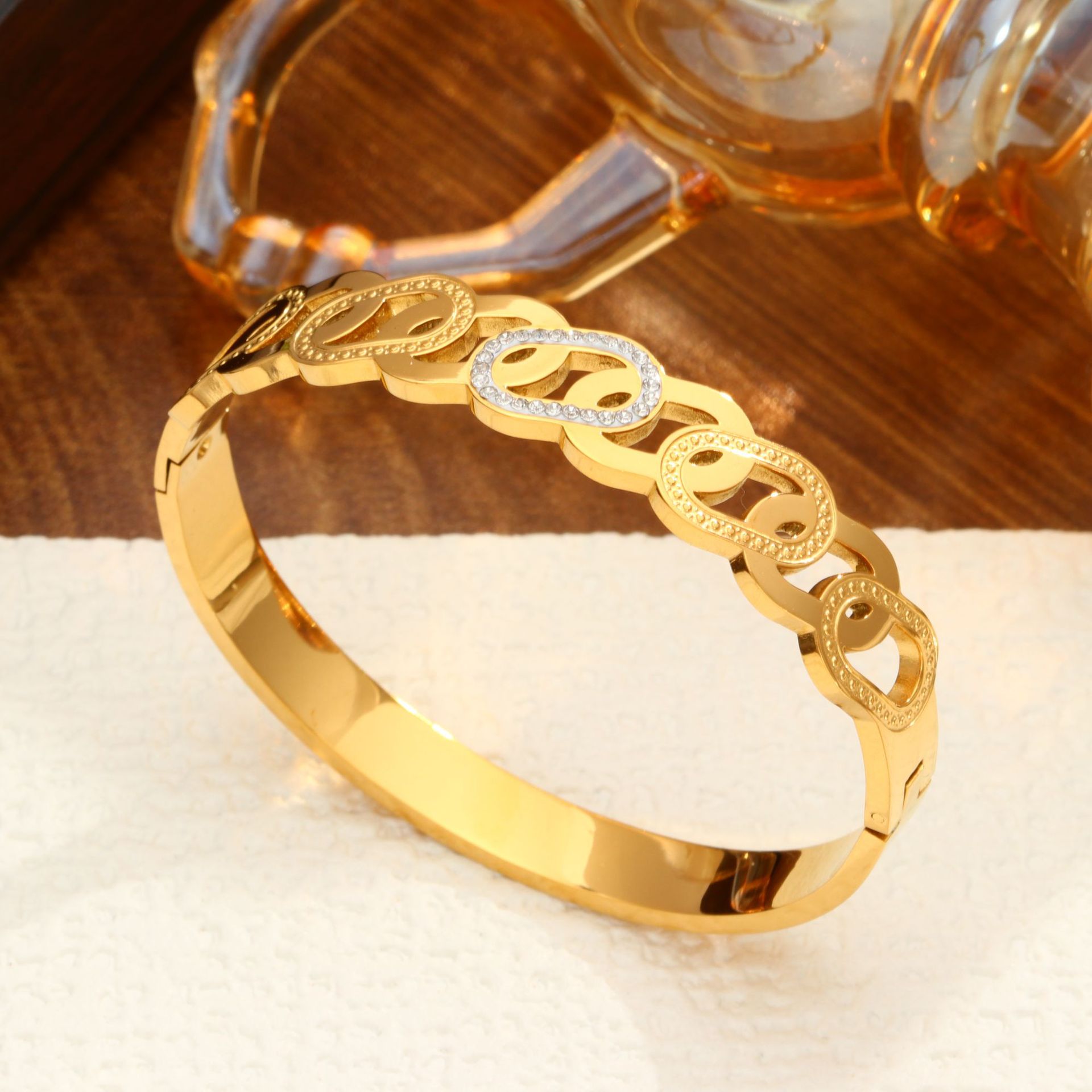 Oblique circle-gold