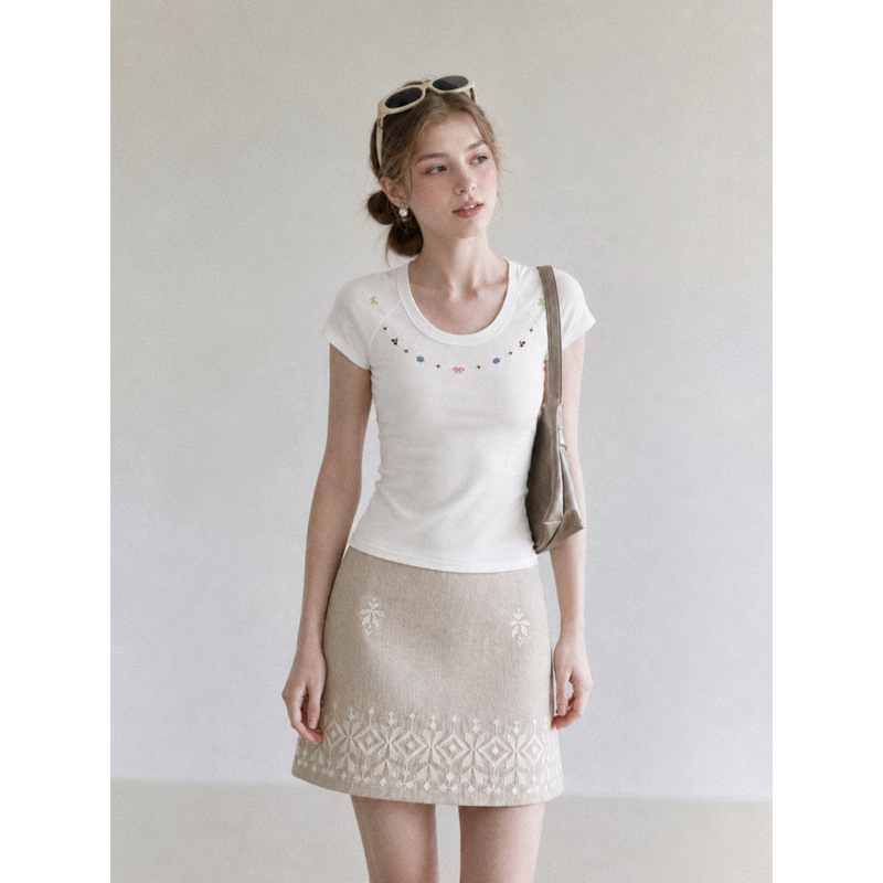 White U-neck short-sleeve T-shirt with small floral embroidery for women, 2026 summer new style, slim fit, flattering and beautiful top