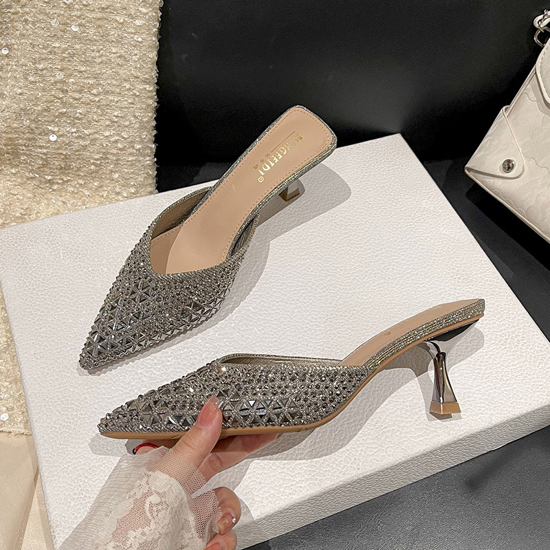2026 nueva red de verano de diamante tacones delgados zapatillas frías de tacones altos para mujeres punta de cabeza de bolsillo universal mitad zapatillas para usar fuera