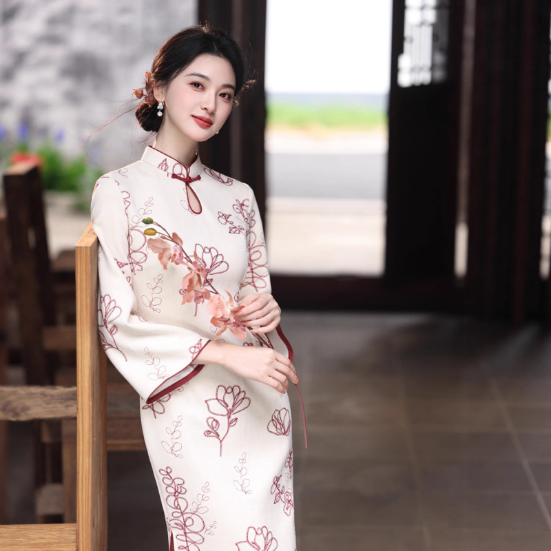 Rose Embroidered Suede Cheongsam Skirt, New Chinese Style, Beautiful Elegant, Inverted Large Sleeves, Waist Slimming Look, Can Be Worn Daily Rose Embroidered Suede Cheongsam Skirt, New Chinese Style, Beautiful Elegant, Inverted Large Sleeves, Waist Slimming Look, Can Be Worn Daily