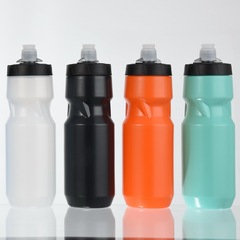 現物食品級プラスチックpeコップ屋外騎行運動個性水筒にロゴ小ロット水筒を追加します。