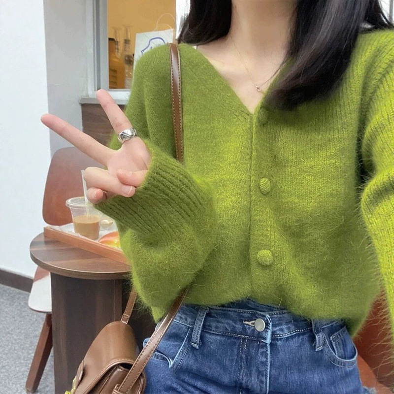 Green V-neck single-breasted knit cardigan for women, loose fit, dropped shoulders, casual style, soft and comfortable, slimming effect, long-sleeved sweater jacket Green V-neck single-breasted knit cardigan for women, loose fit, dropped shoulders, casual style, soft and comfortable, slimming effect, long-sleeved sweater jacket