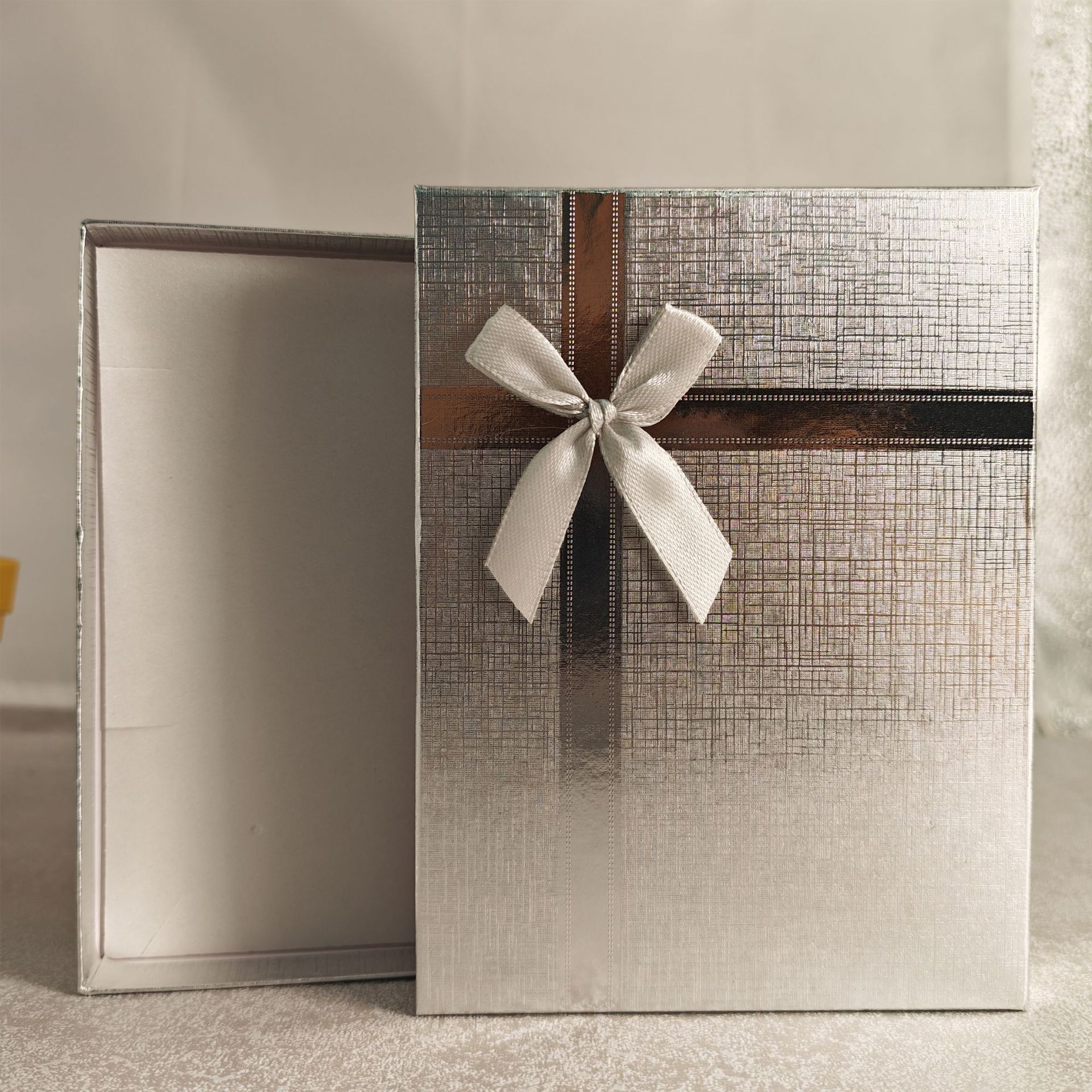 Fuente de fábrica directa perla Lennie arco pendientes collar anillo joyería caja de regalo lujo ligero