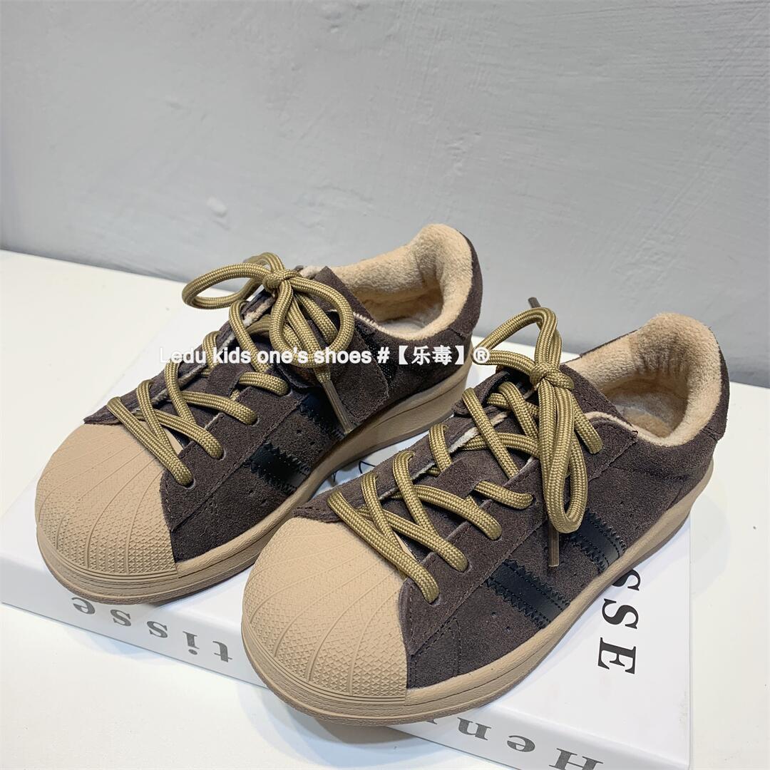 Zapatos de tacón de piel de vaca para niños 2023 Primavera y otoño Nueva zapatilla de deporte para niños de estilo coreano zapatos de bebé para niñas medianas y grandes para niños