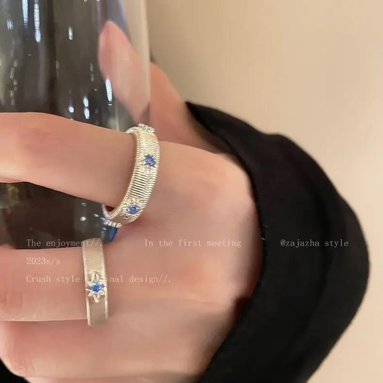 Anello da donna con croce blu oceano e pietra intarsiata spazzolata, design di nicchia, per indice, lusso leggero, anello di alta gamma_voghion.com