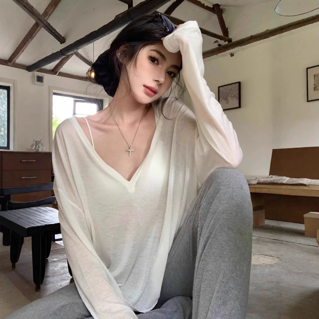 Слабая и ленивая белая солнцезащитная футболка с V-образным вырезом