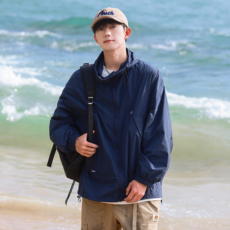 日本のシンプルなアウトドア通気性のある日焼け止め服の男性用夏の薄いタイプの突撃服のコートのファッションブランドのゆるい上着のコート