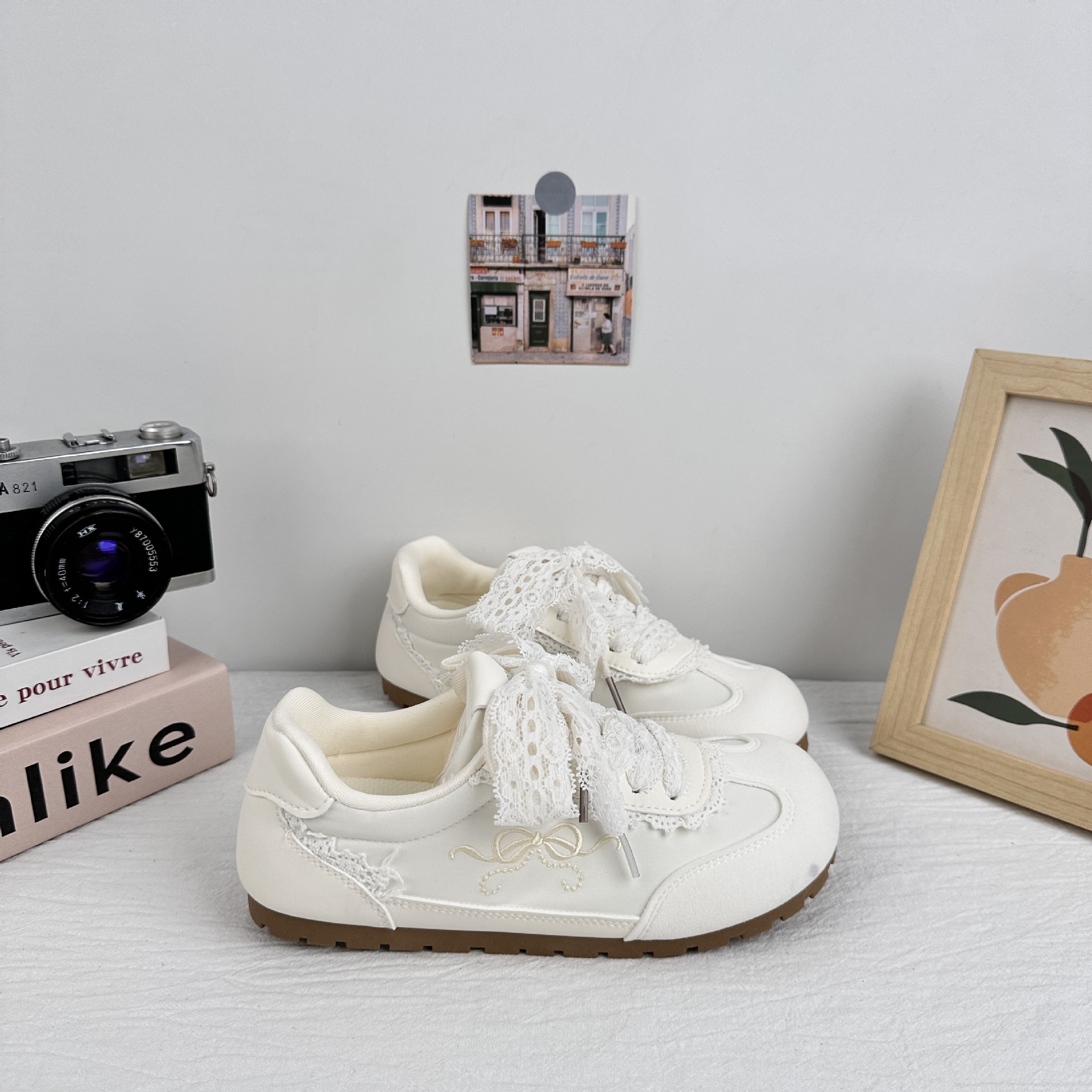 Zapatos blancos de ondas distantes de 2025 mujeres de verano ballet de encaje de zapatos de entrenamiento de estilo alemán, zapatos de skate casuales de nicho