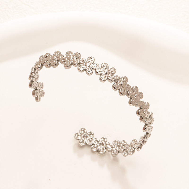 Fábrica en stock al por mayor de Europa y América transfronteriza de acero inoxidable en forma de C pulsera abierta ajustable chapado en oro 18K personalidad no se desvanece