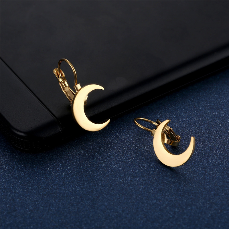 Stainless Steel Moon Ear Buckle Steel Ornaments Wholesale Simple 18k Golden Glossy Crescent Ear Buckle Earrings display picture 3