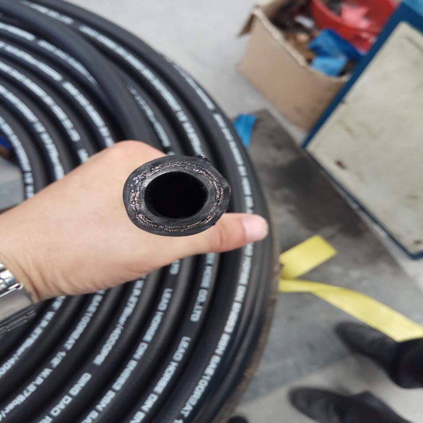 厂家直供： 光面/布纹高压钢丝编织耐油管 型号齐全