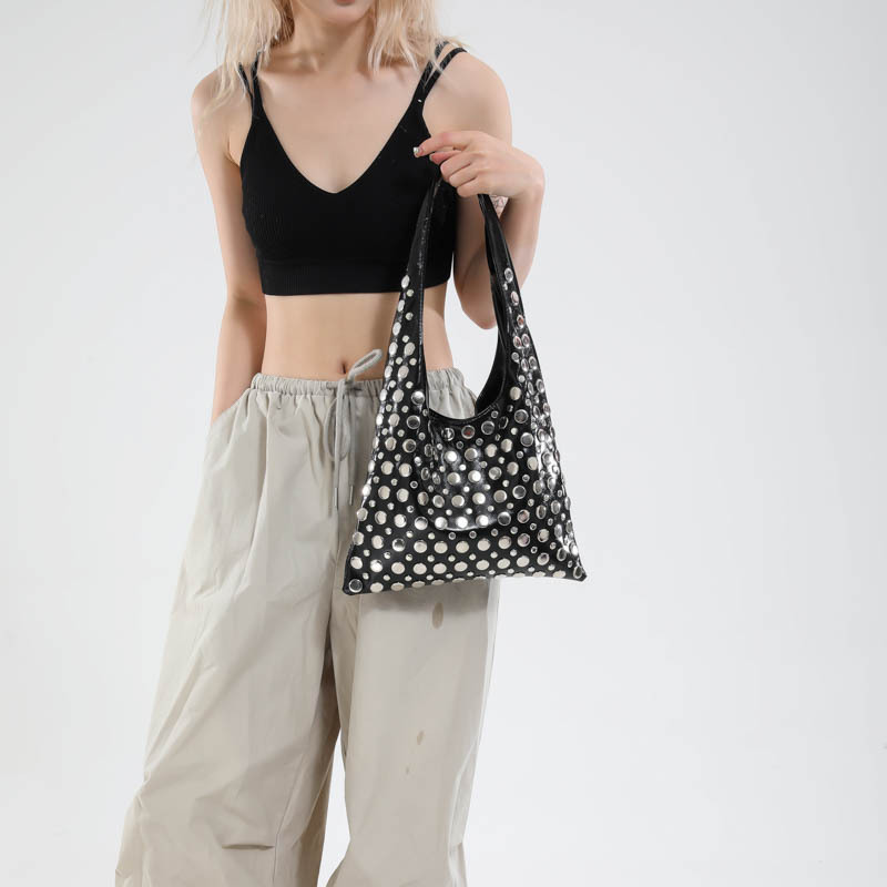 Borsa a spalla donna a pois con borchie borsa a secchiello moda_voghion.com