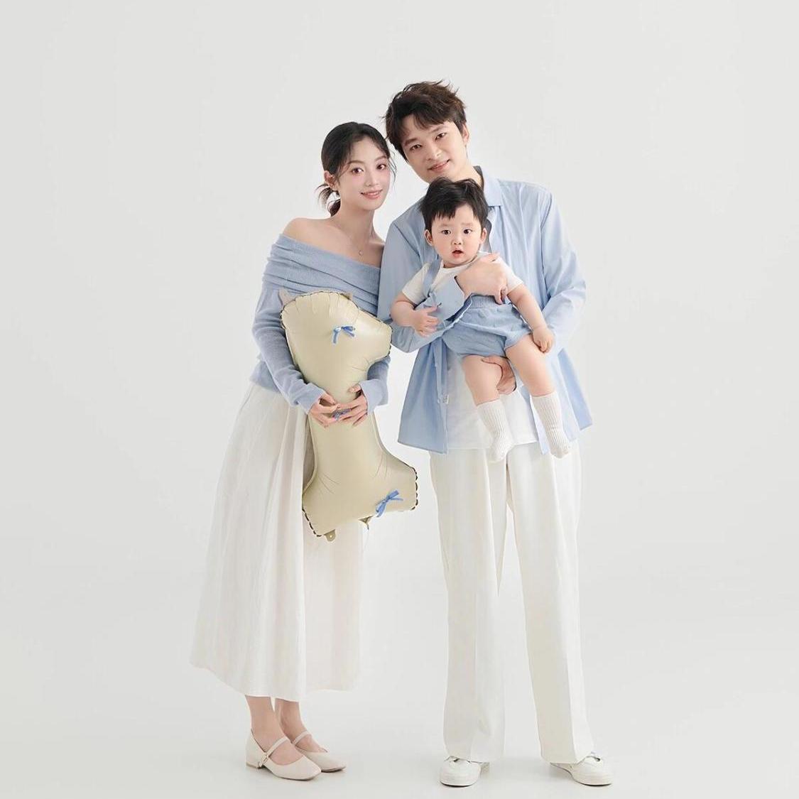 24年春季新款正版四口时尚街拍亲子装礼服摩登辣妈潮宝高端摄影服