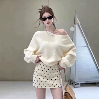 慵懒风白色一字肩蝙蝠袖毛衣女秋季设计感斜肩针织衫宽松露肩上衣