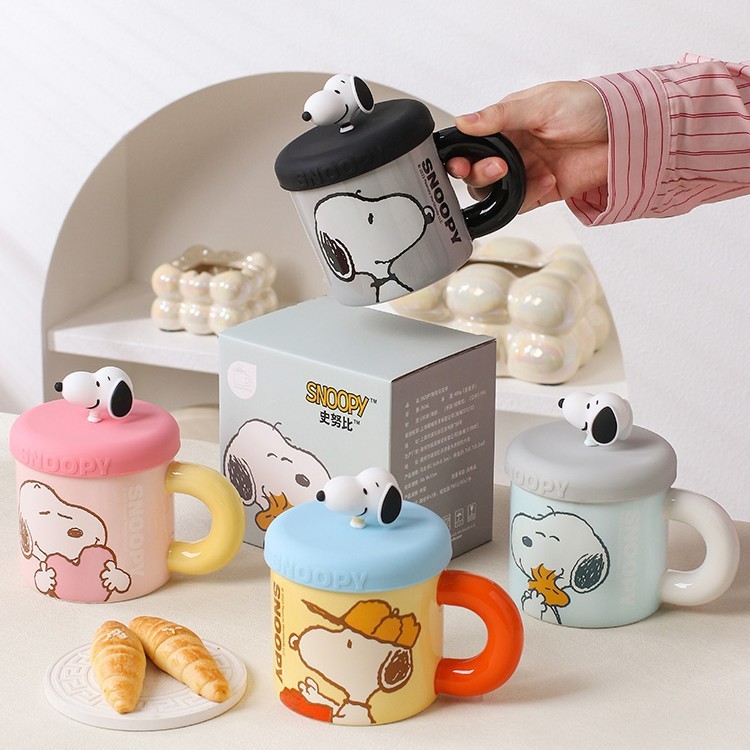スヌーピーの規格品の陶磁器のマカロンの色のマグカップは蓋を持ってかわいいアニメの萌えの趣味の高い顔の値の2つから決まります。|undefined