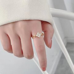 温鑑の新型四葉草の指輪は韓国の甘くて精巧で、ジルコンの小さい清新な花を入れて口を開けて人差し指を調節できます。