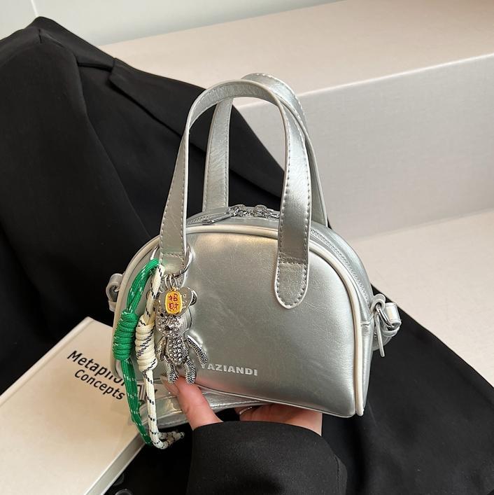 Bolsa de bolos para mujeres 2025 nuevo bolso de hombro de mano de color universal nicho simple de moda alta sensación de mochila