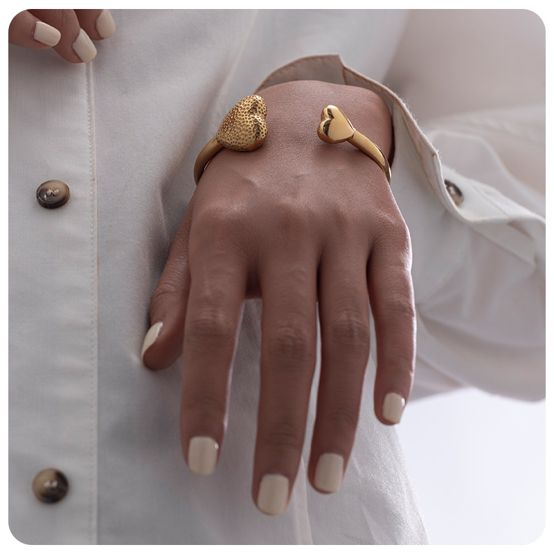 Tina martillo de acero inoxidable transfronterizo amor pulsera asimétrica ligera de lujo temperamento alto 18k oro titanio pulsera de acero mujer image 4