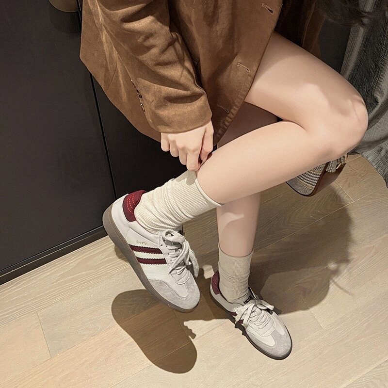 本革のレトロな色合わせの白い靴の女性2025の新型のストライプは足の板の靴のレジャー運動の阿甘靴の女性を合わせます。|undefined