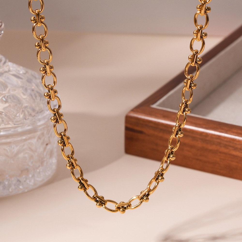 Estilo frío retro francés acero inoxidable horno de 18K galvanoplastia de oro real en forma de O lunares hechos a mano collar de clavícula femenino