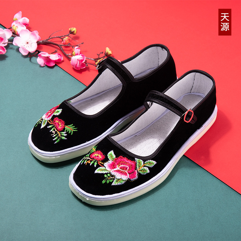 Fábrica directa vieja dama de Beijing hecha a mano zapatos de tela de tendón madre zapatos de estilo nacional botón zapatos de baile