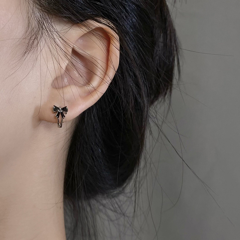 Estilo coreano negro arco pendientes ins nicho diseño Luz de lujo pendientes de plata elegante simple pendientes frescos