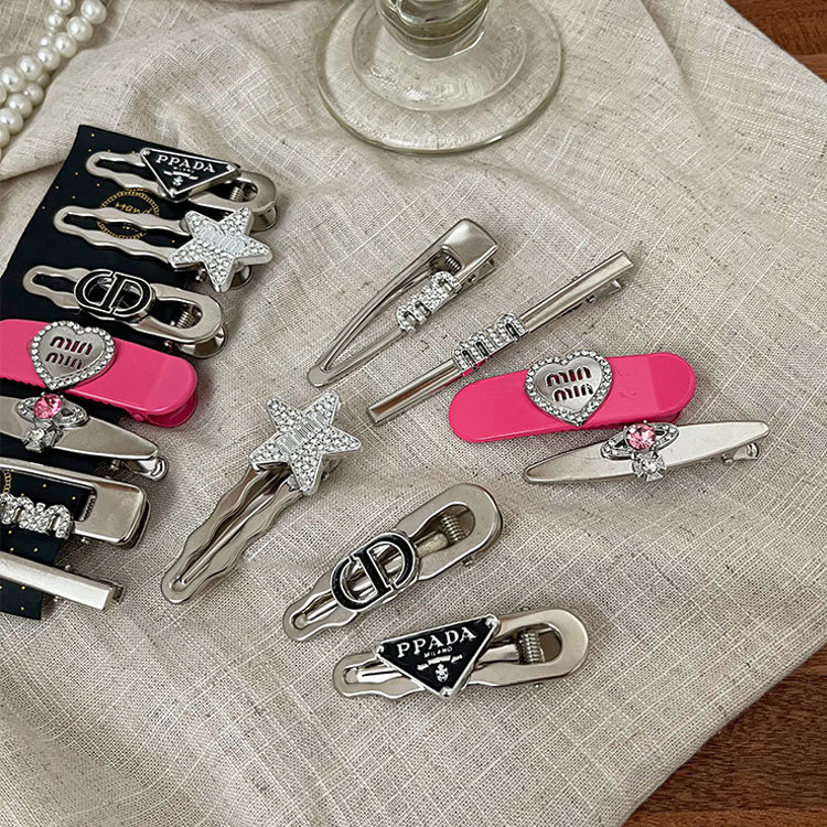 De metal de una sola palabra pico horquilla accesorios para el cabello femenino de alto grado estilo Chanel miumiu carta horquilla ins estilo clip lateral