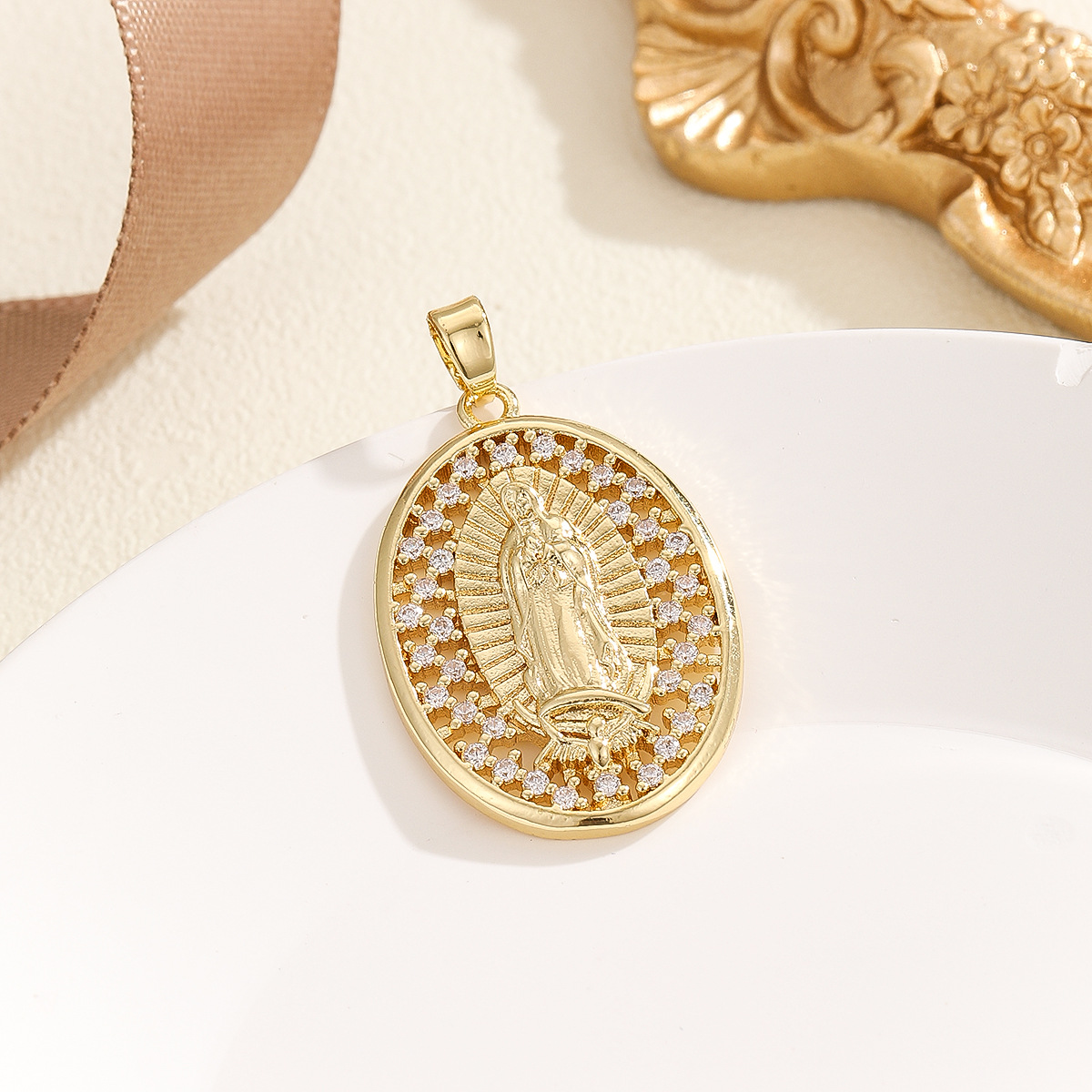 TP - 04375 - 01 zirconio blanco dorado