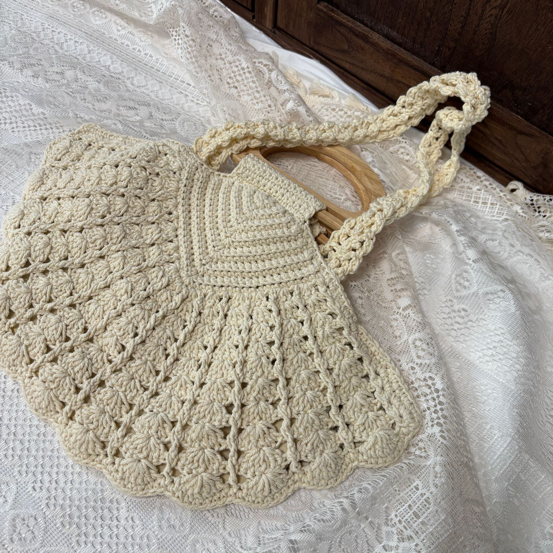 New Summer Beach Vacation Bag For Women, Large Capacity Niche Shell-Shaped Shoulder Bag, Simple Wooden Handle Handbag - Thumbnail 6