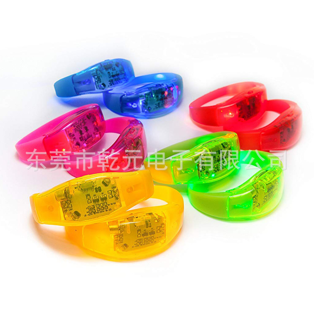 Fuente de fábrica de animación de sonido control de luz brazalete de concierto de música festival de sonido control de LED pulsera flash puede imprimir log