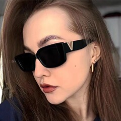 Vブランドのレトロな小さい枠のサングラスの女性の欧米のギャルのネットの赤い写真は車を撮影して紫外線のサングラスの新型を防ぎます。