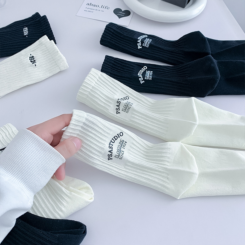 Medias calcetines mujeres primavera y otoño calcetines deportivas blancas y negras bordadas 1924 calcetines de moda calcetines letras de pila calcetines Zhuhai