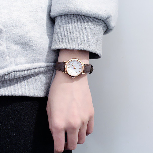 New Korean-style trendy, minimalist, personalized, retro Harajuku-inspired quartz watch with leather strap—perfect for couples of any gender!