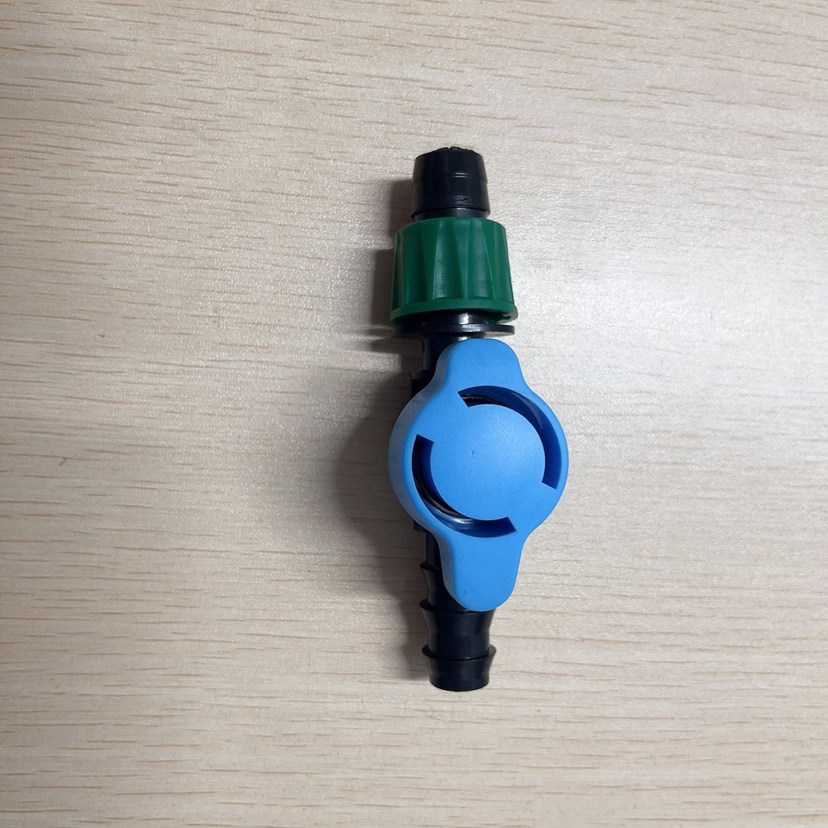 Nuevo mango azul 16 tubo PE girar 16 riego por goteo con bloqueo a través de la válvula de riego por goteo tipo parche con interruptor válvula de tubo PE