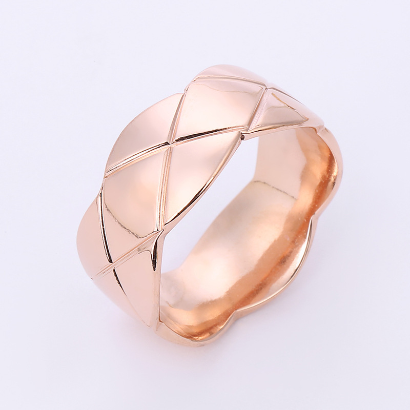 Joyería de estilo europeo y americano con formas irregulares, bordes ondulados y patrones de diamantes, anillos de acero inoxidable y titanio, suministro directo del fabricante.