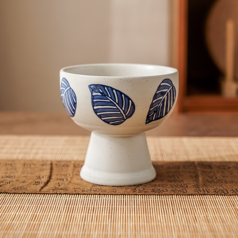 青花手彩陶磁器のドライフルーツ皿の背の高い洗練された日本式ティープレートのシンプルな高足ケーキ皿の家庭用ドライフルーツ皿|undefined