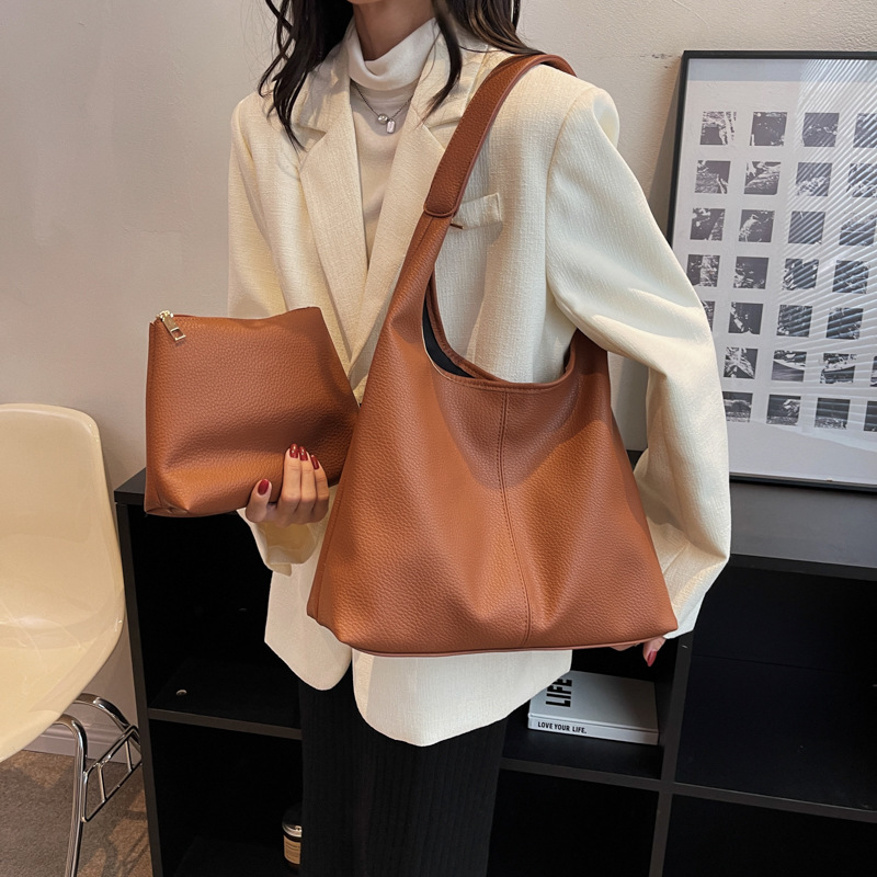 Bolso de viaje simple de gran capacidad para mujeres 2024 nuevo bolso de hombro casual versátil popular bolso retro ultrafuego