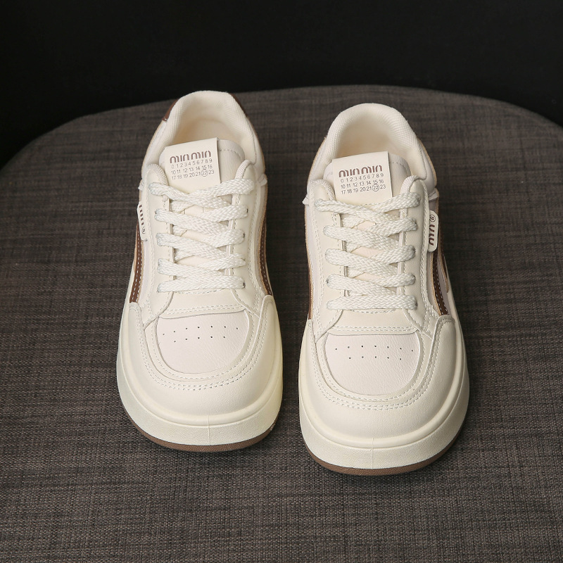 Pequeños zapatos blancos para mujeres 2025 nuevo otoño delgado transpirable de suela gruesa estudiantes deportivos con falda de altura zapatos de skate casuales