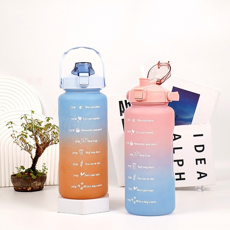 新しいクロスボーダー Amazon 大容量グラデーションプラスチックカップ 2L スポーツシンプルな高価値アウトドアウォーターカップケトル|undefined