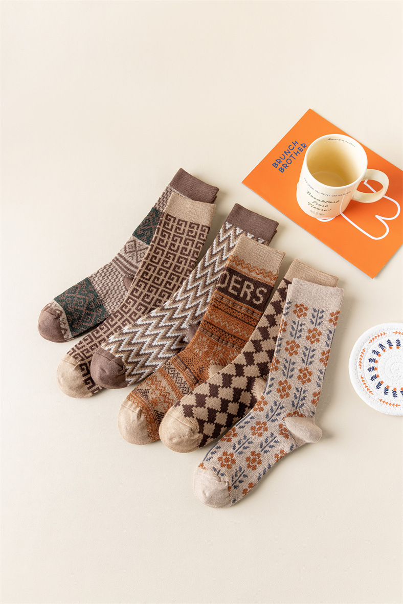 Double-needle, two-way trend, fashionable new women's pile socks, medium length, thickened khaki color wave pattern_voghion.com