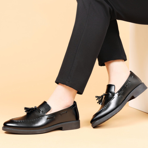 Wholesale Large Men's Shoes, British Style Men's Casual Leather Shoes with Beads and Tassels, Slip-On Loafers for Men