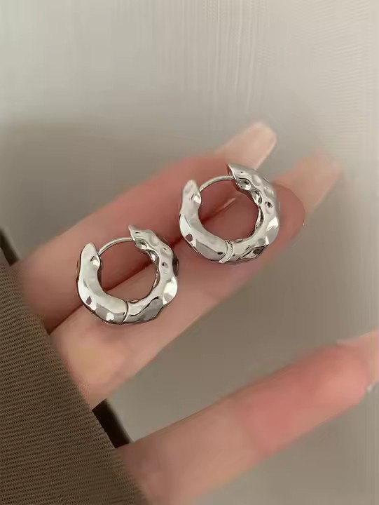 Textura metálica transfronteriza de Europa y Estados Unidos, pequeños aretes simples, elegante, versátil, INS, aretes de alta calidad para mujeres.