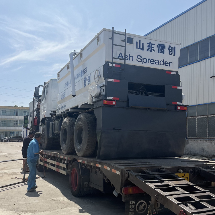雷创12方自走式撒布车 散装白灰粉料撒布机 撒灰速度快