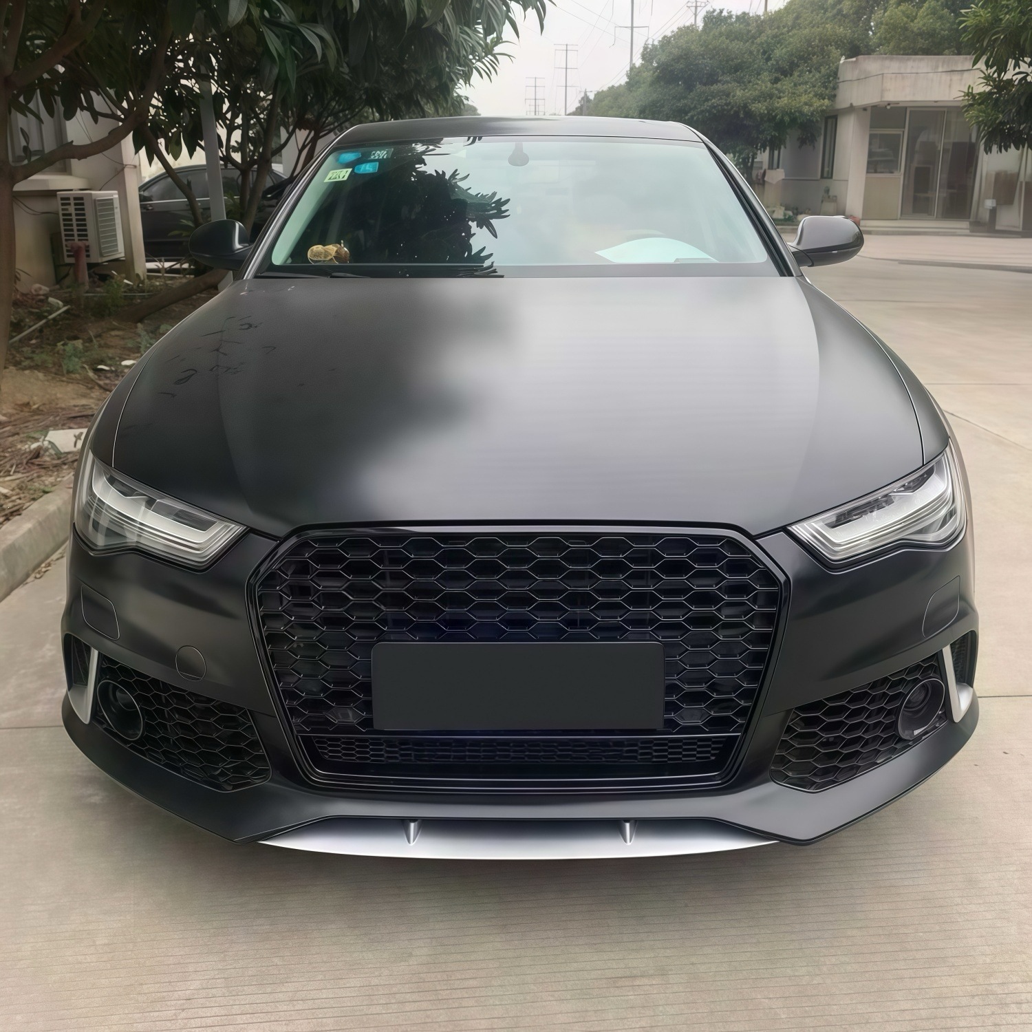 Suitable for Audi A6L models from 2016-2018, this is an upgrade kit for modifying the front bumper to resemble the RS6, including the front grille and bumper