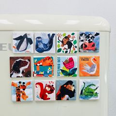 陶磁器の冷蔵庫は個性的な図案を貼ります。