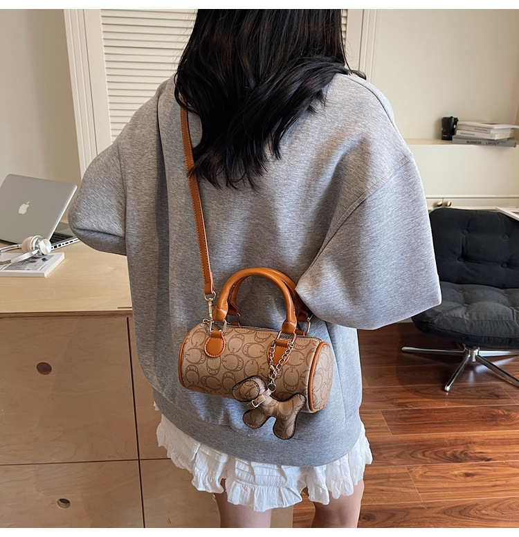The 2025 summer new small handbag for women, the Boston bag, is casual, versatile, elegant, and has a high level of appearance. It is a trendy hand-held crossbody bag undefined